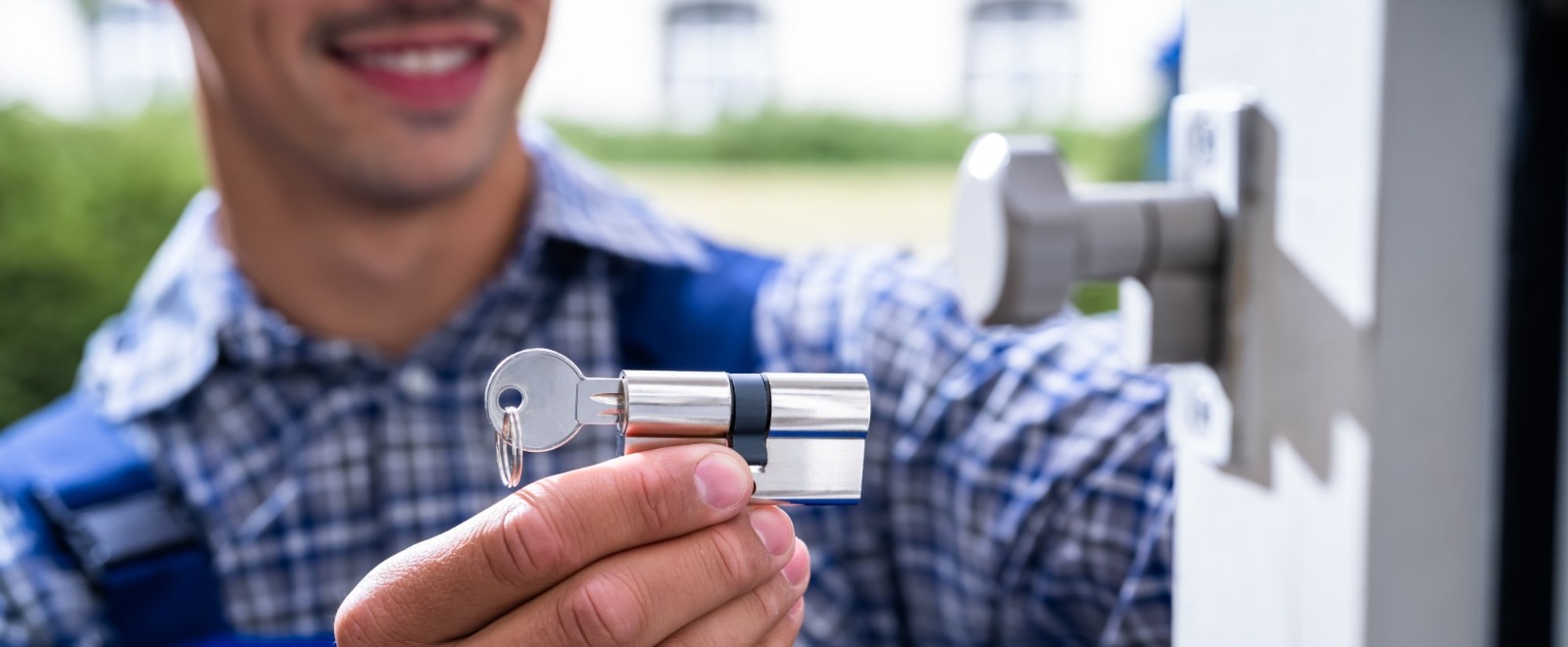 Skilled Locksmith for Lock Repairs and Replacements