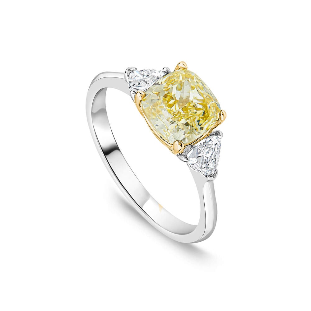 Oval Diamond Ring Guide: Why This Shape Is Trending